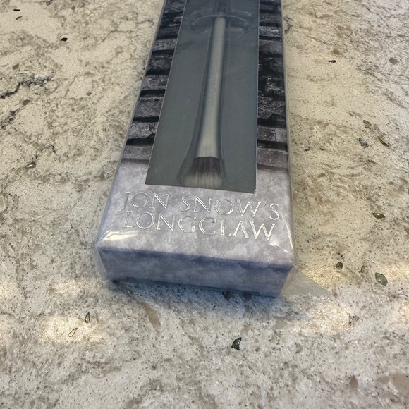 Urban Decay Games of Thrones Jon Snow Longclaw Eyeshadow Brush - Picture 5 of 7